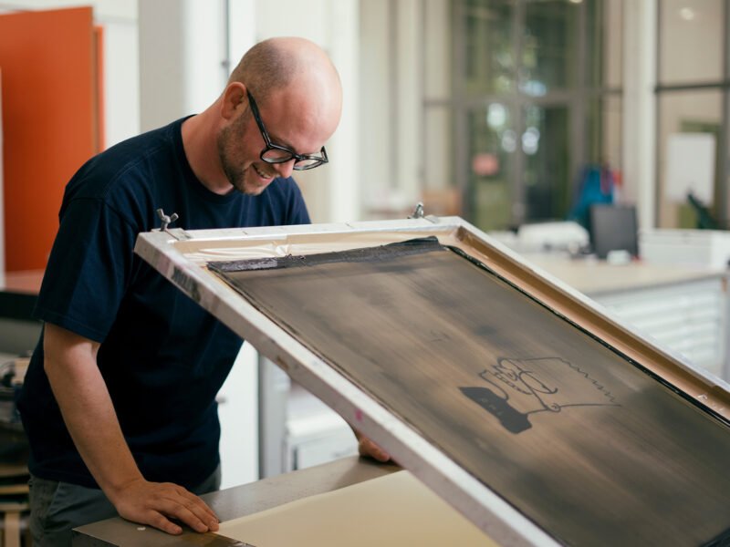 Casper Herselman van ATTAK zeefdrukken in GA