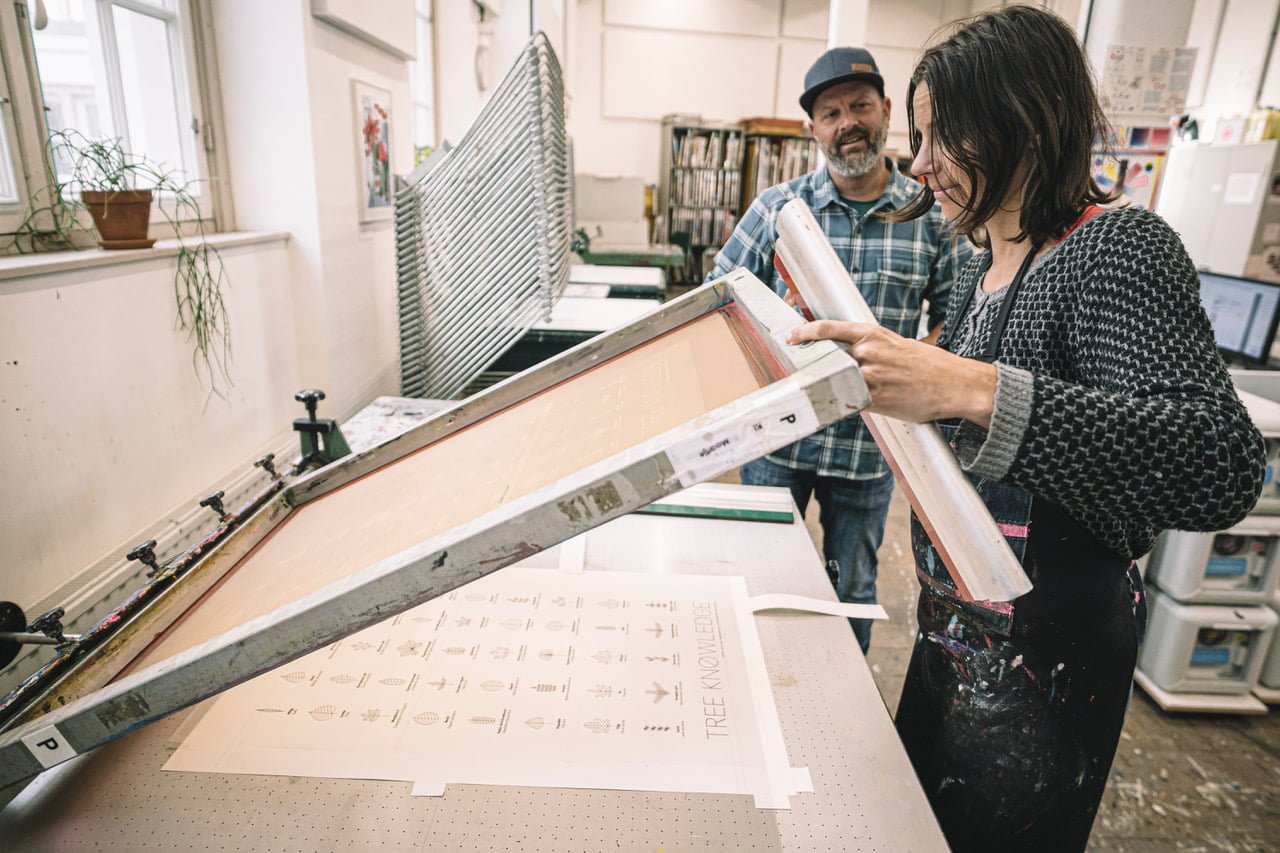 Poster Treeknowledge wordt gezeefdrukt door Maartje van der Kruijs