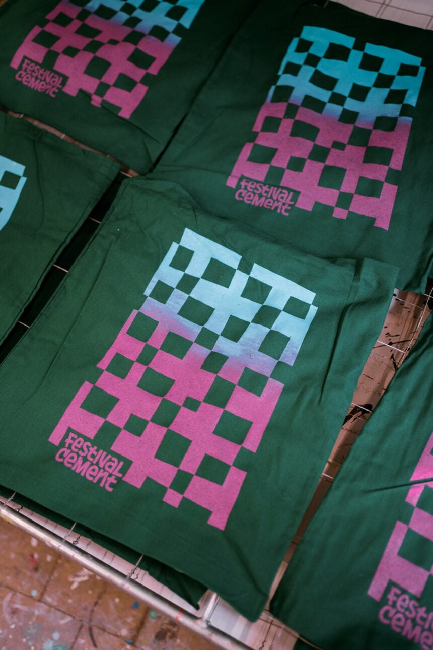 Tasjes zeefdrukken in GA voor festival Cement