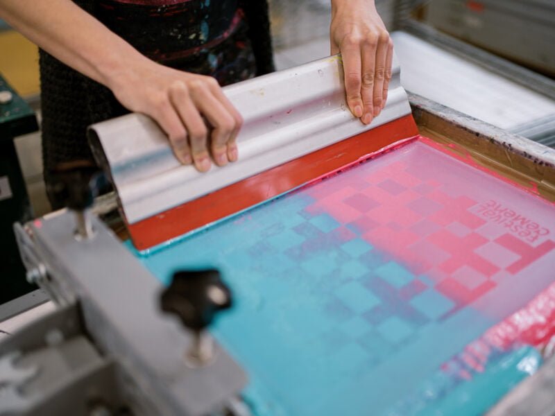 Zeefdrukken in het Grafisch Atelier Den Bosch voor Festival Cement Foto Angelica Vis