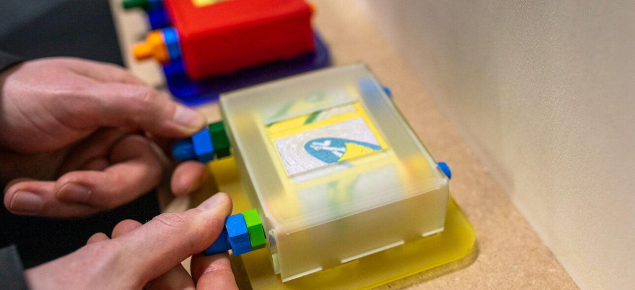 Scroll book Ai Hashimoto voor Light on Labs