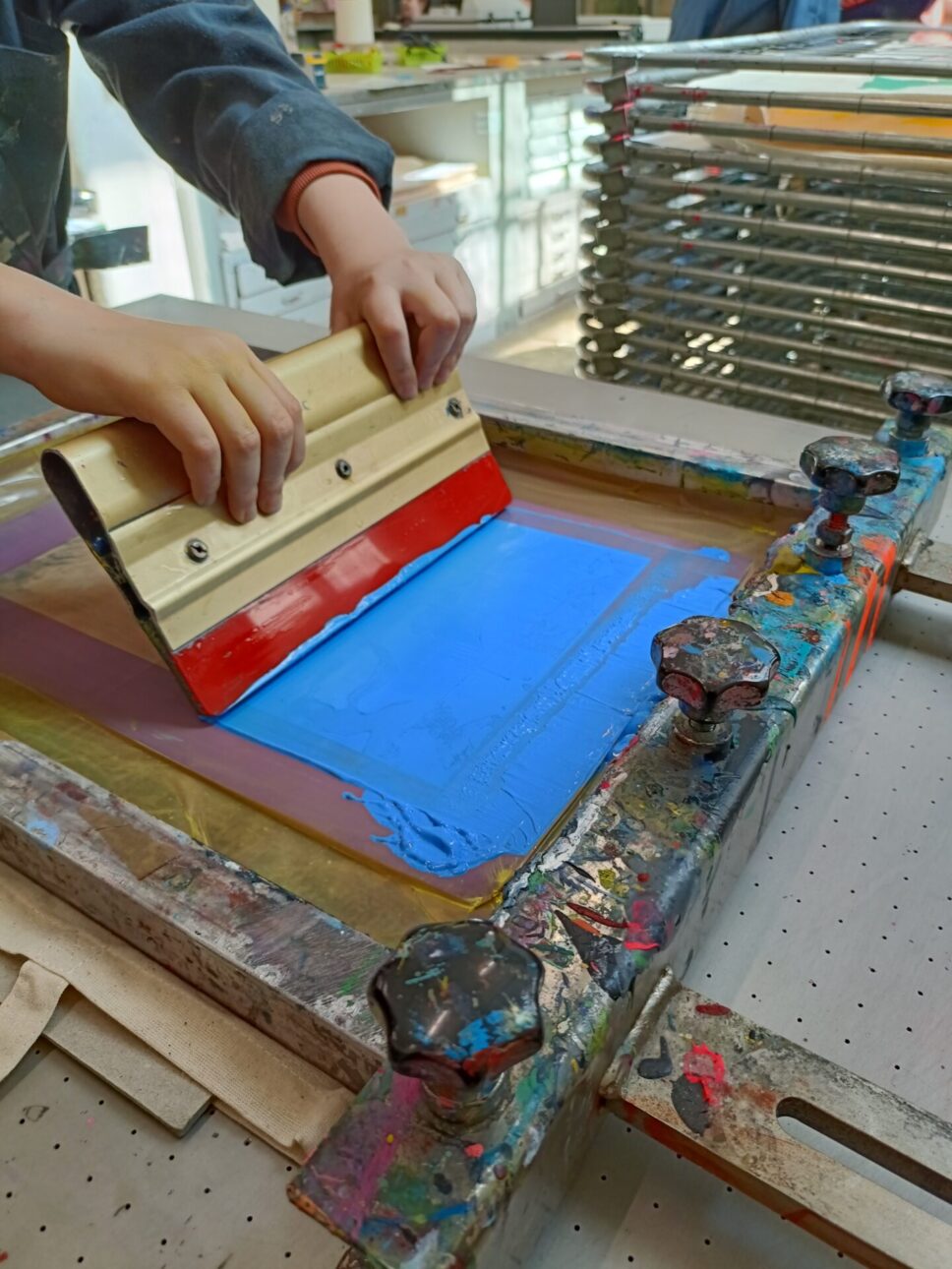 Connect leerling aan het zeefdrukken