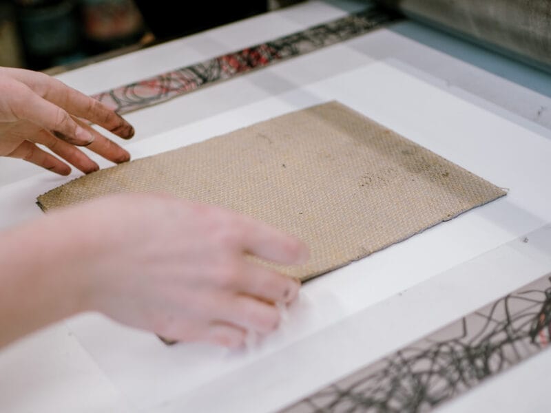 Detailfoto van handen op de pers