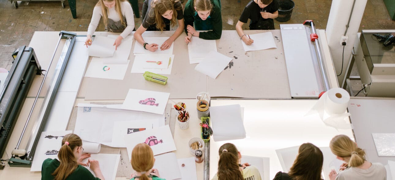 Leerlingen van Hooghuis TBL ontwerpen in het Grafisch Atelier voor het onderwijsproject Connect