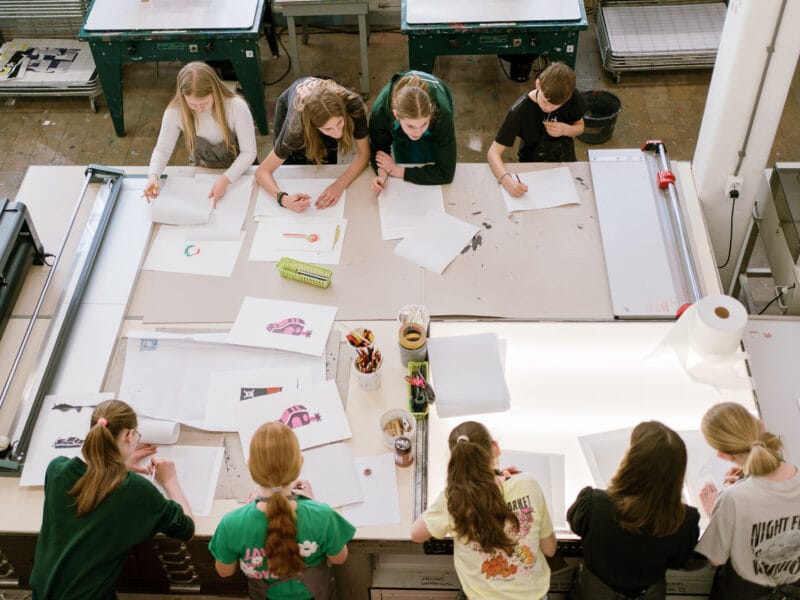 Leerlingen van Hooghuis TBL ontwerpen in het Grafisch Atelier voor het onderwijsproject Connect