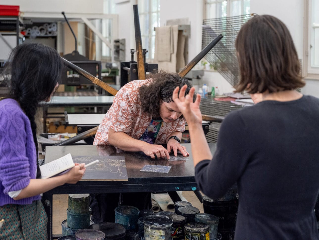 Kunstenaars Light on Labs in het Grafisch Atelier Den Bosch