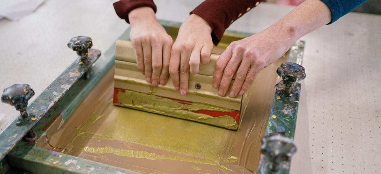 Vier handen zeefdrukken in het Grafisch Atelier Den Bosch foto Angélica Vis