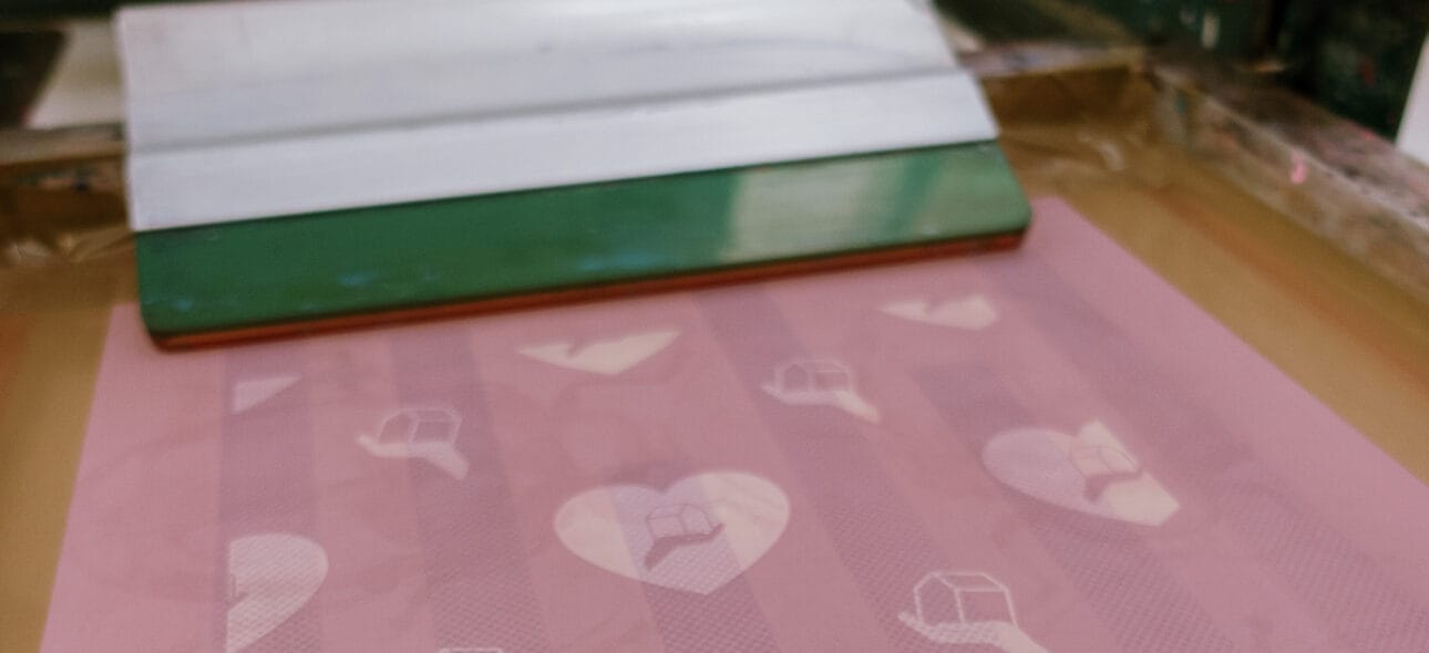 Zeefdrukken met vrienden logo in het Grafisch Atelier Den Bosch